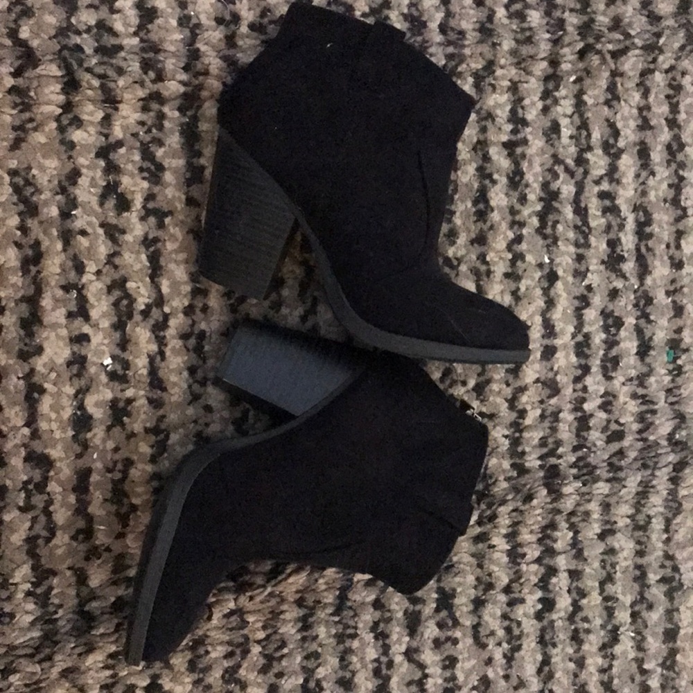 Super cute booties!